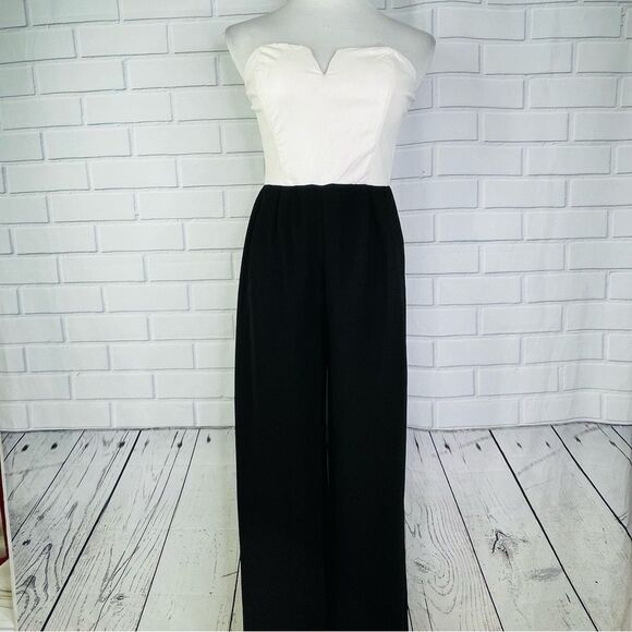 10/$25🦋 Forever 21 Black & White Strapless Jumpsuit - Size Medium - Picture 1 of 7